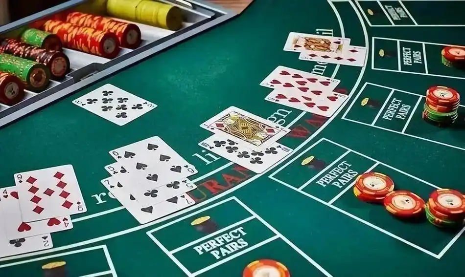 Smartphone dengan tampilan aplikasi GoPay dalam proses pembayaran